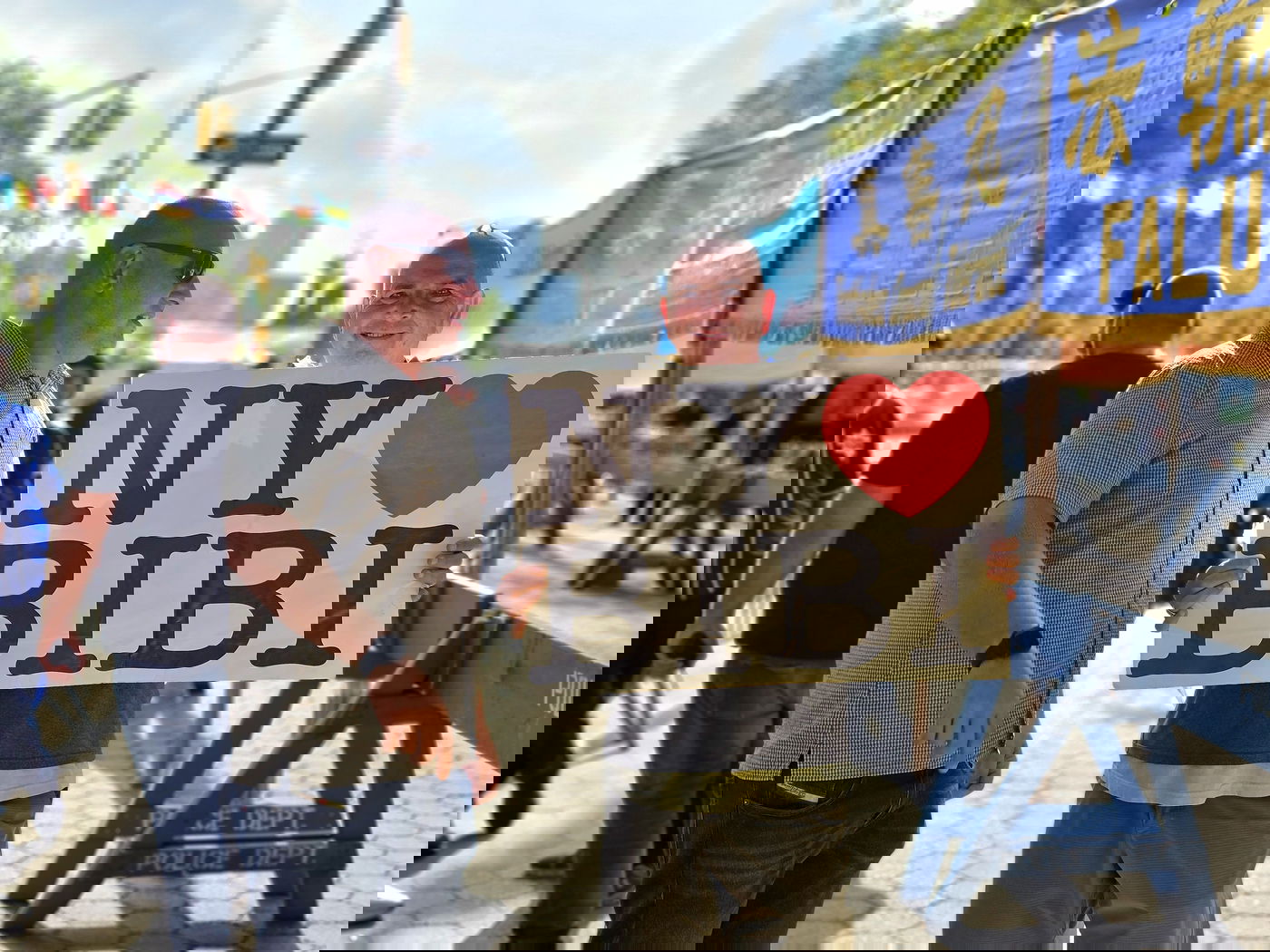 קידוש ה' מול האו"ם: חסידי חב"ד זיכו מפגינים בהנחת תפילין