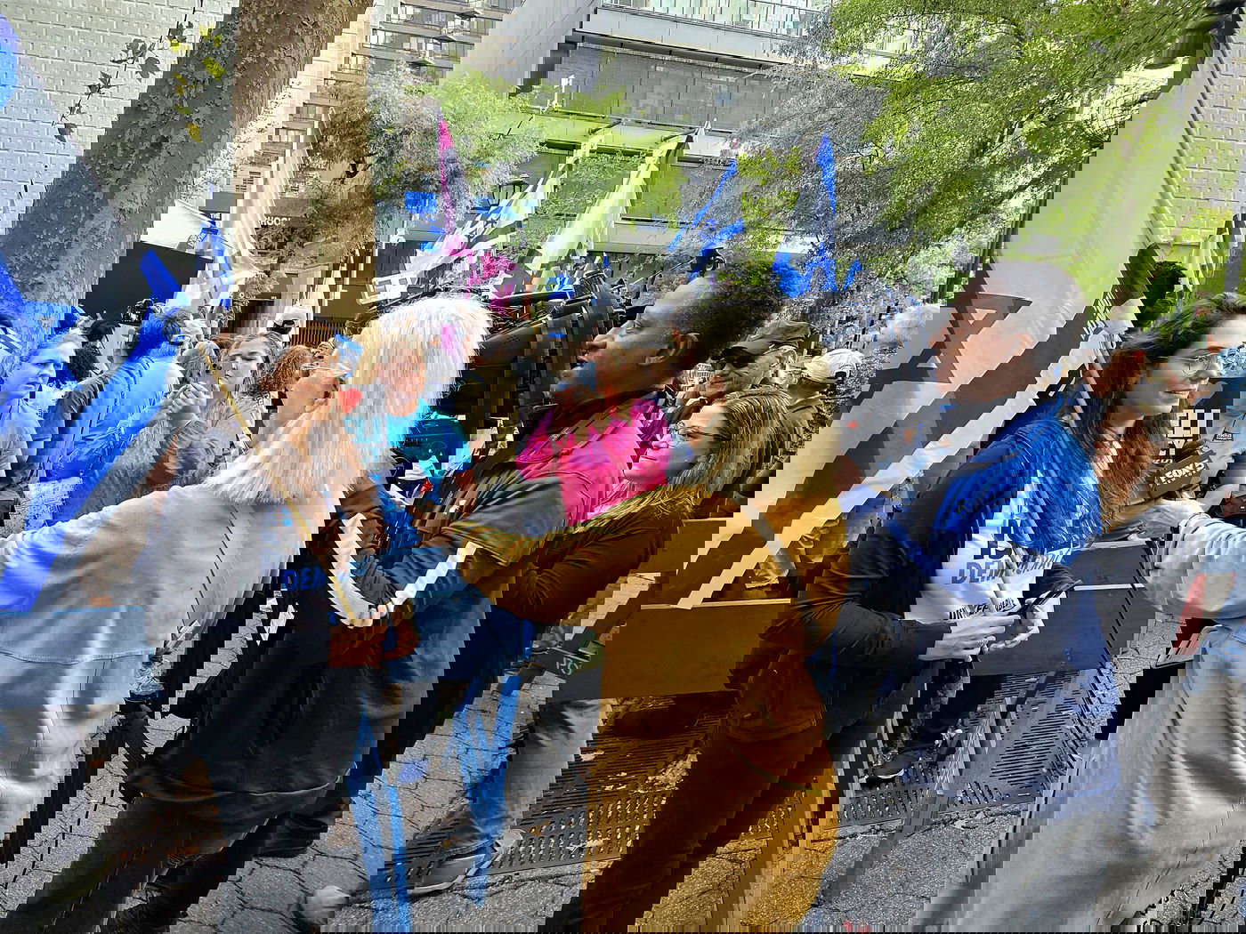 קידוש ה' מול האו"ם: חסידי חב"ד זיכו מפגינים בהנחת תפילין