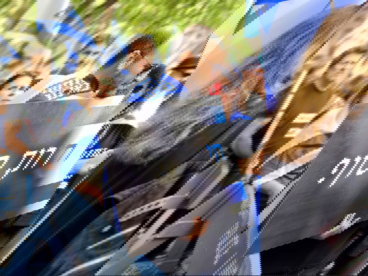 קידוש ה' מול האו"ם: חסידי חב"ד זיכו מפגינים בהנחת תפילין