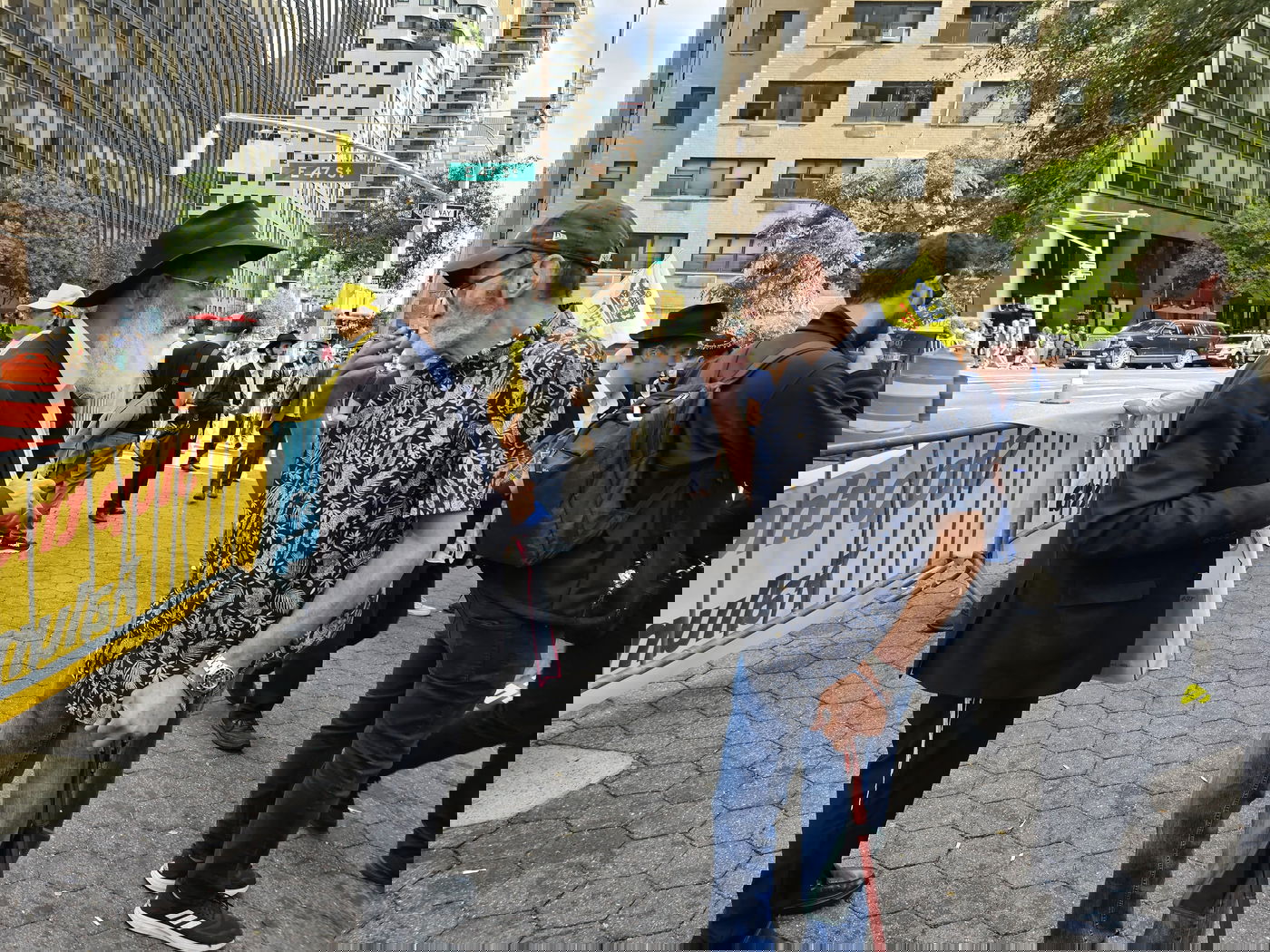 קידוש ה' מול האו"ם: חסידי חב"ד זיכו מפגינים בהנחת תפילין