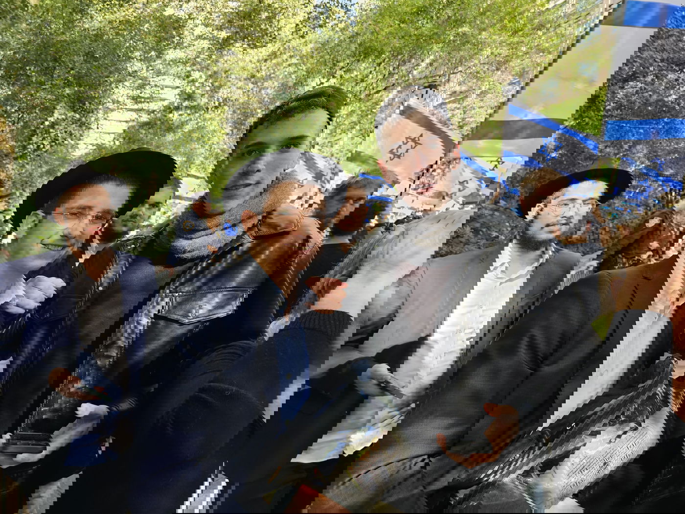 קידוש ה' מול האו"ם: חסידי חב"ד זיכו מפגינים בהנחת תפילין