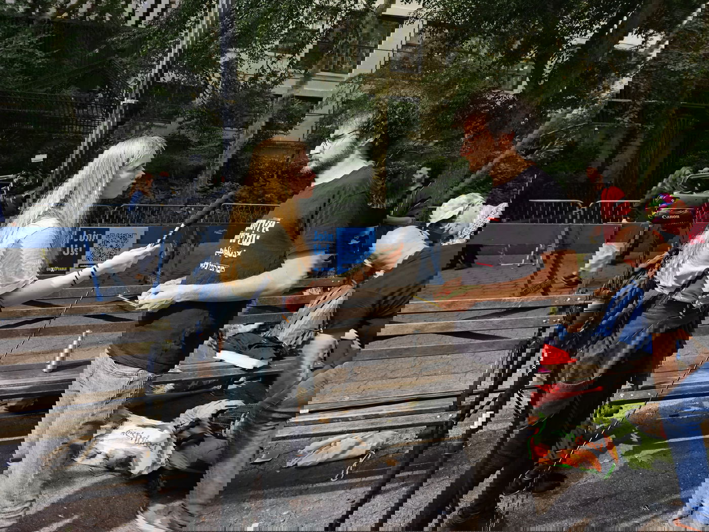 קידוש ה' מול האו"ם: חסידי חב"ד זיכו מפגינים בהנחת תפילין