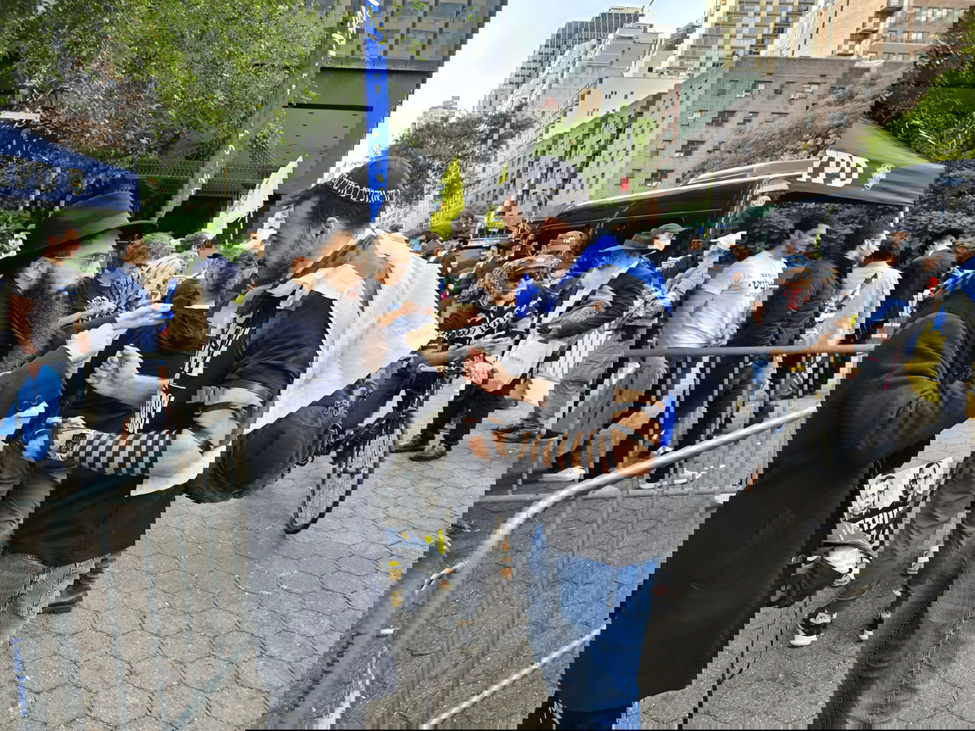 קידוש ה' מול האו"ם: חסידי חב"ד זיכו מפגינים בהנחת תפילין