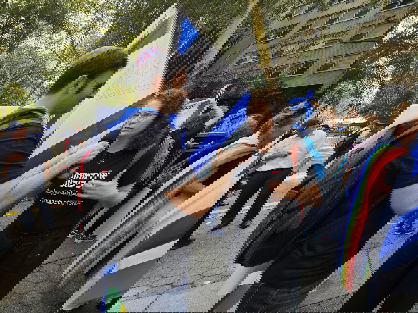 קידוש ה' מול האו"ם: חסידי חב"ד זיכו מפגינים בהנחת תפילין