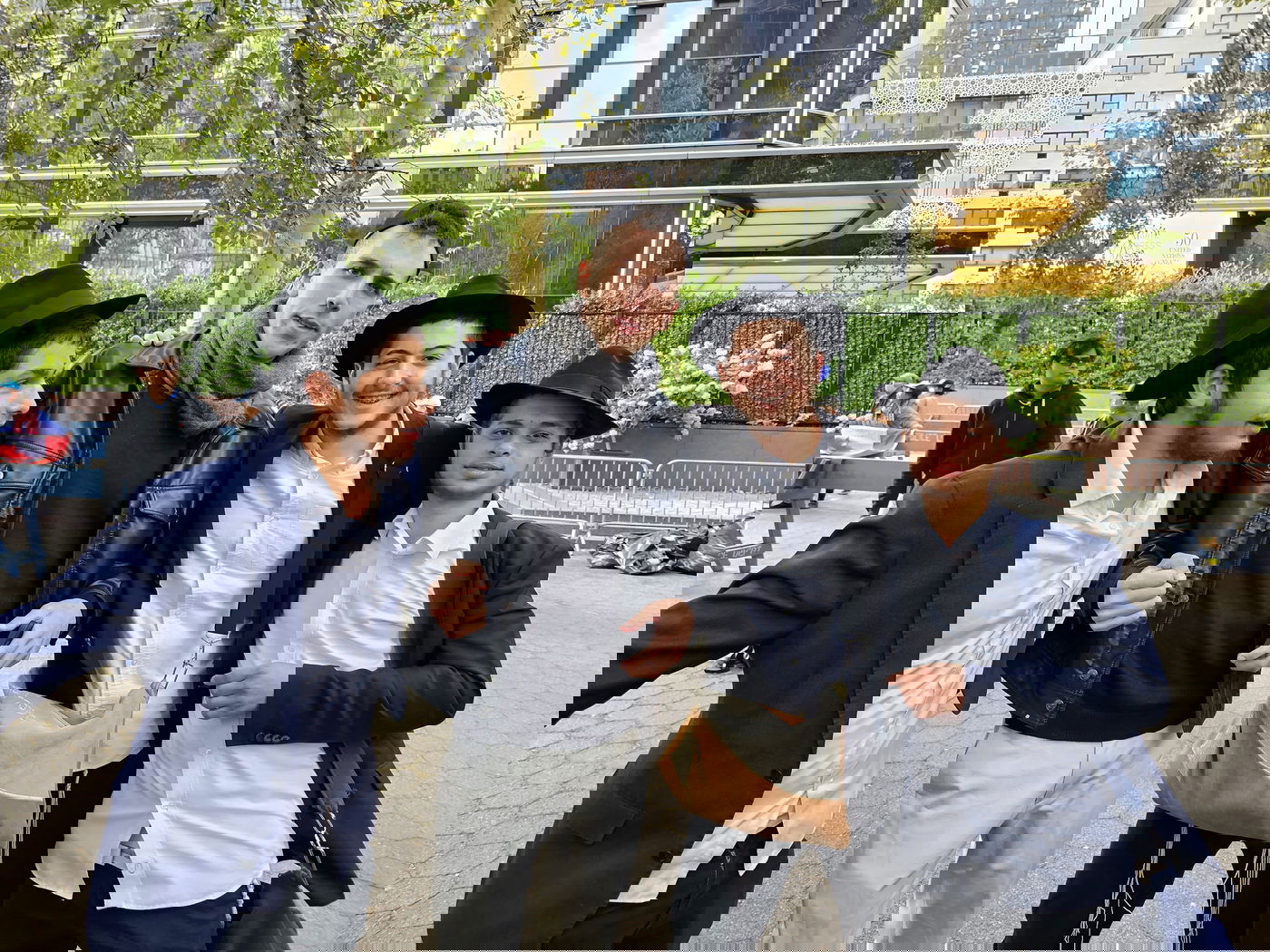 קידוש ה' מול האו"ם: חסידי חב"ד זיכו מפגינים בהנחת תפילין