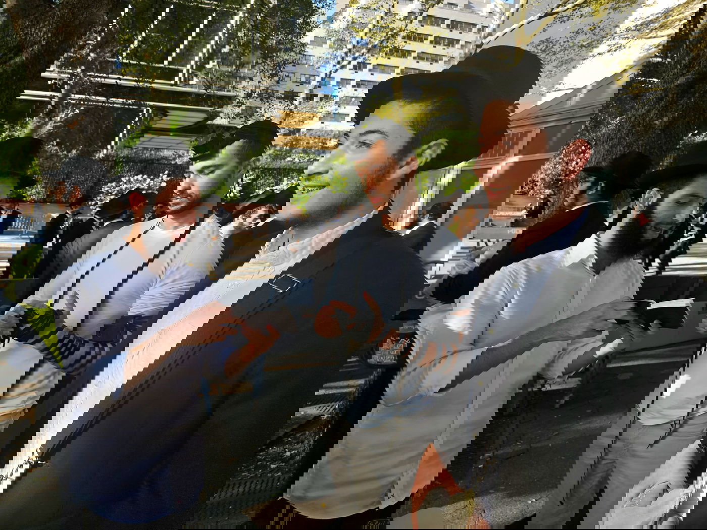 קידוש ה' מול האו"ם: חסידי חב"ד זיכו מפגינים בהנחת תפילין