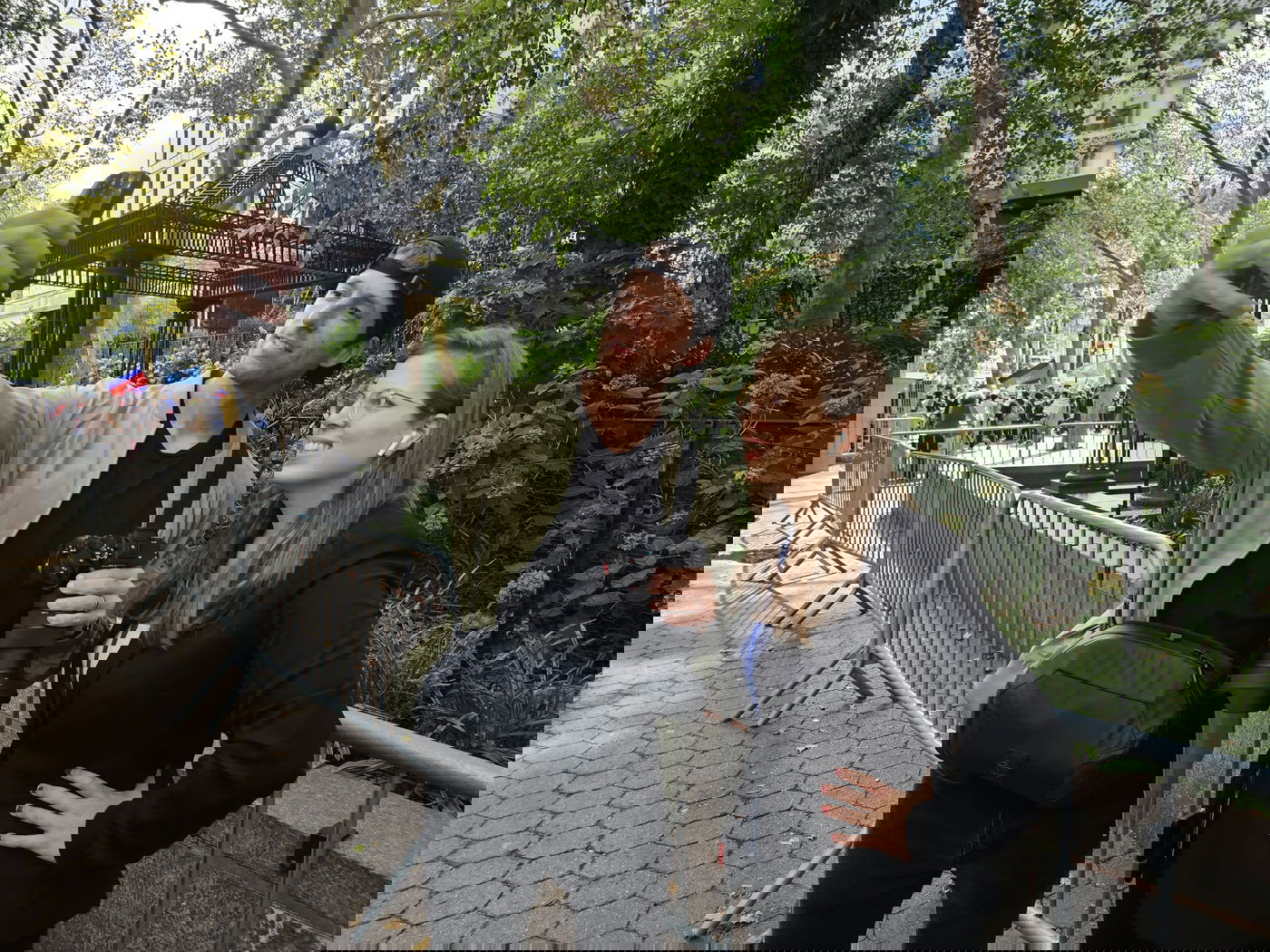 קידוש ה' מול האו"ם: חסידי חב"ד זיכו מפגינים בהנחת תפילין