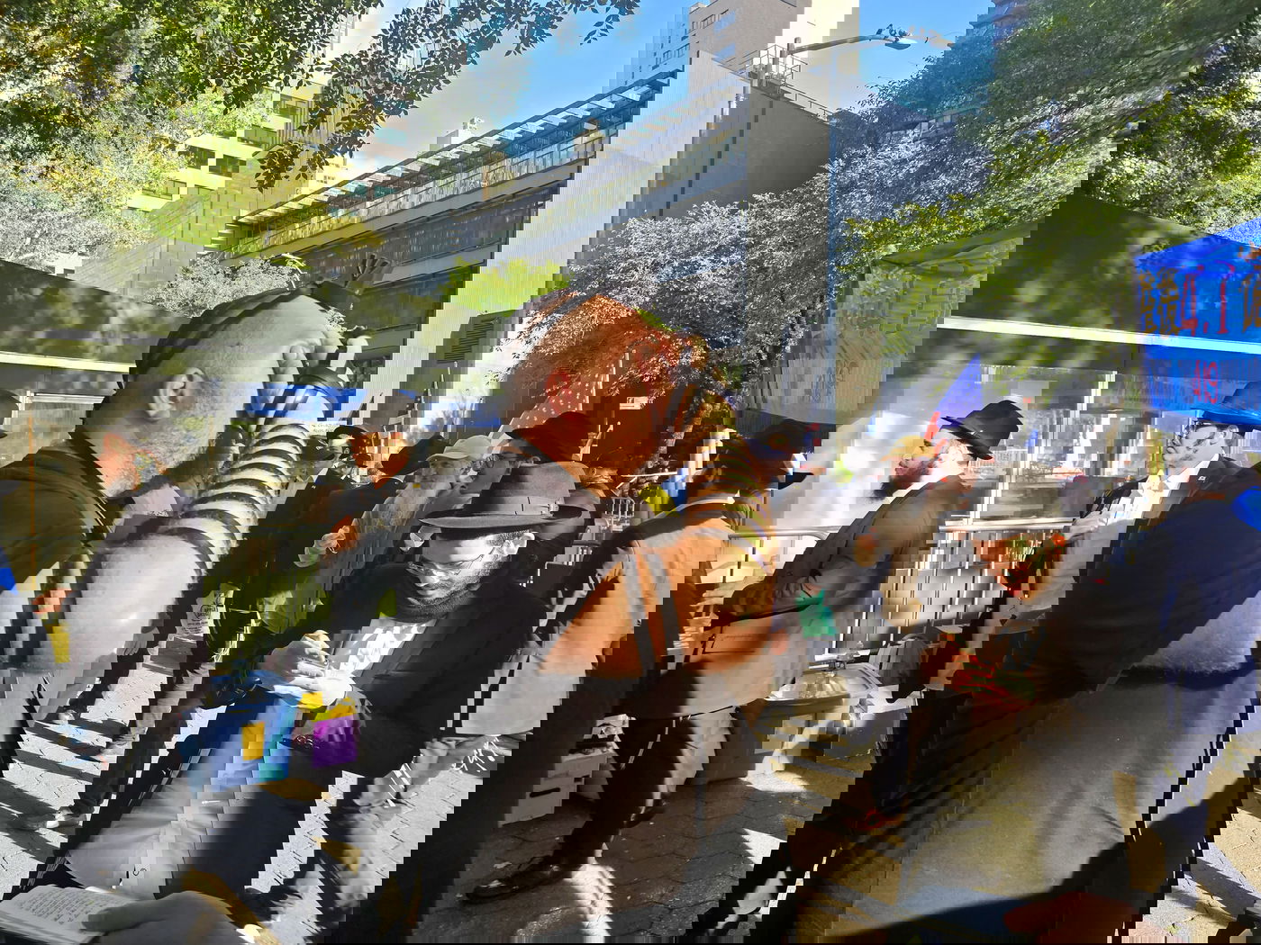 קידוש ה' מול האו"ם: חסידי חב"ד זיכו מפגינים בהנחת תפילין