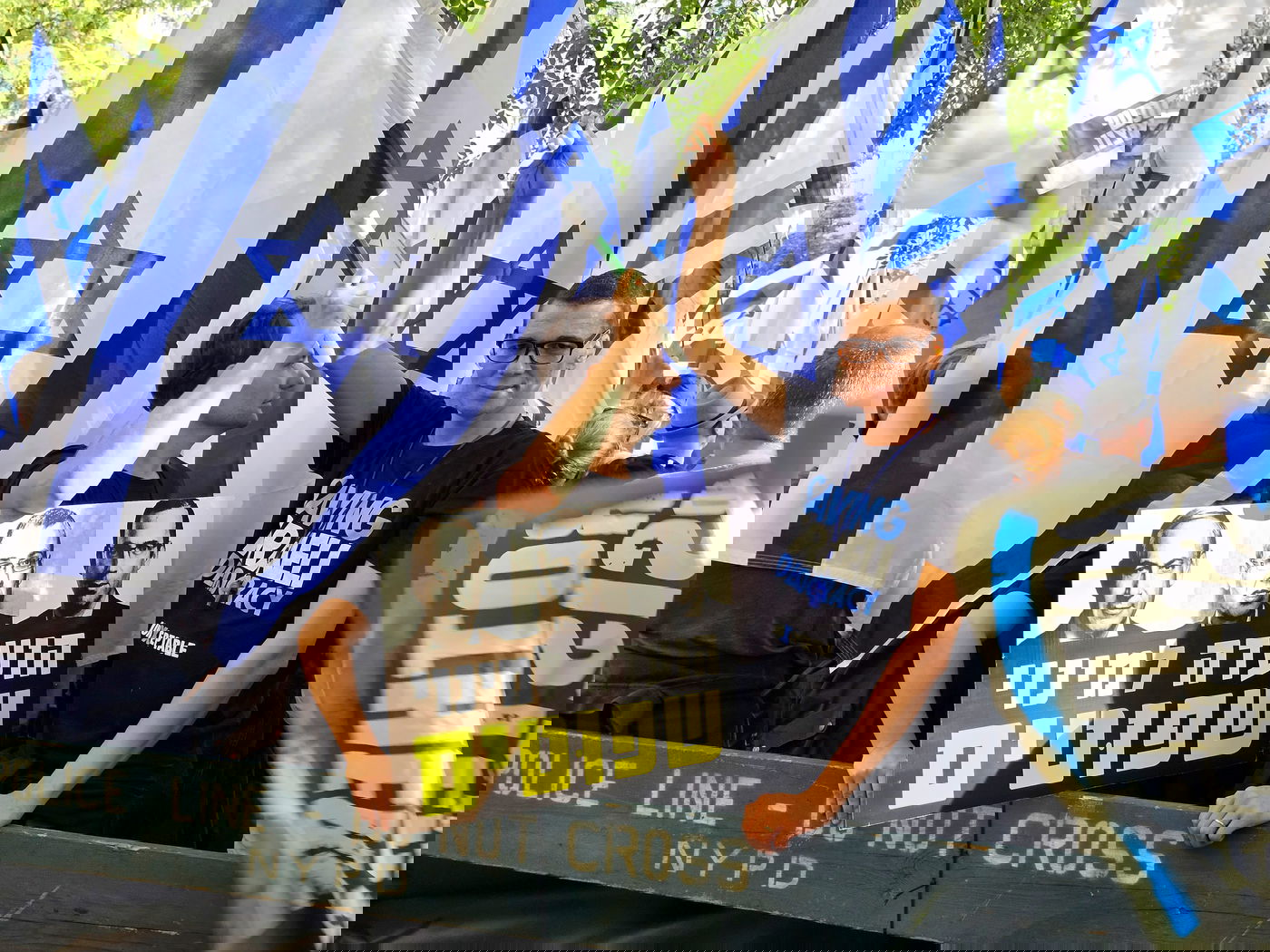 קידוש ה' מול האו"ם: חסידי חב"ד זיכו מפגינים בהנחת תפילין