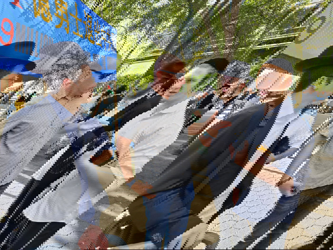 קידוש ה' מול האו"ם: חסידי חב"ד זיכו מפגינים בהנחת תפילין