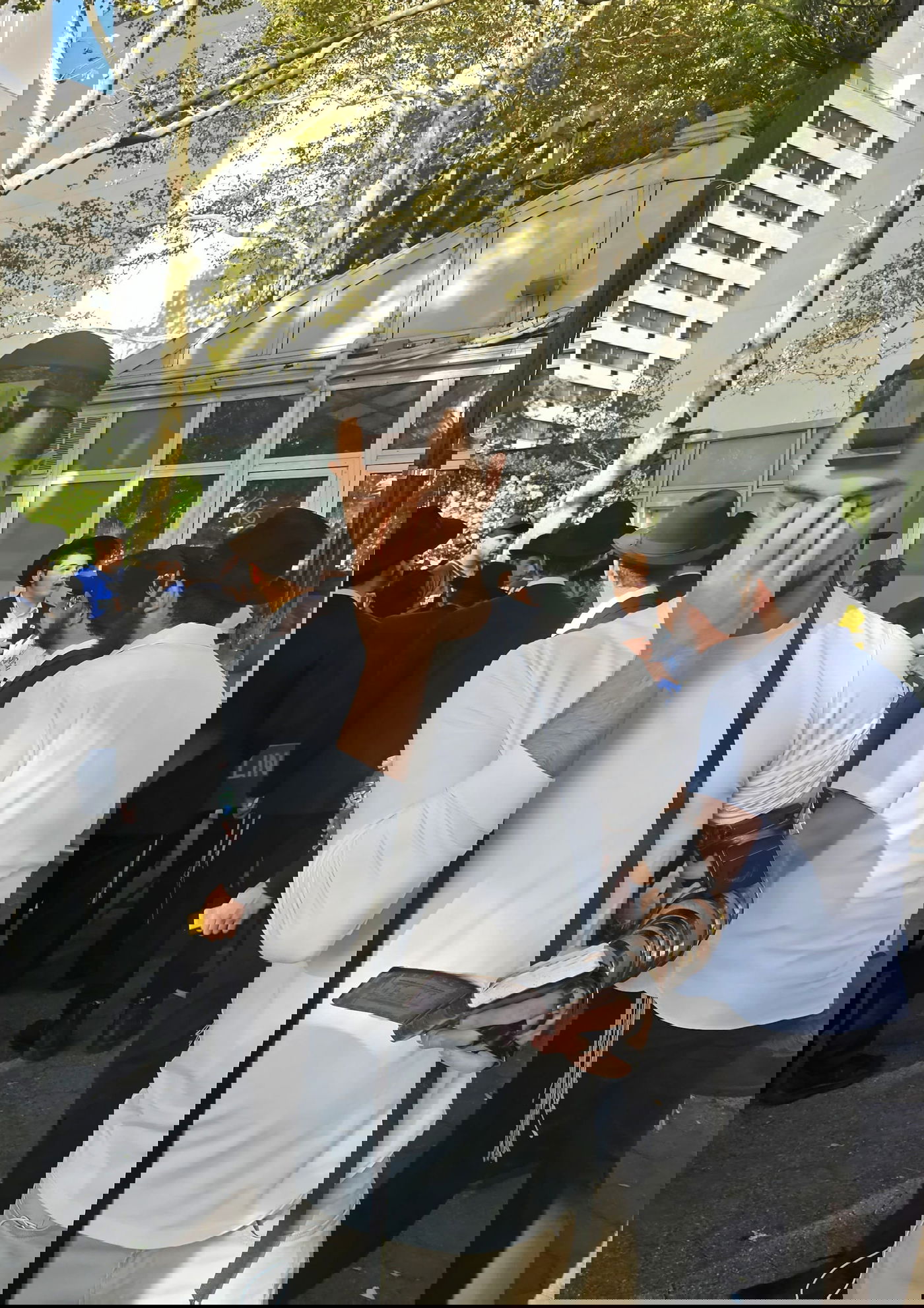 קידוש ה' מול האו"ם: חסידי חב"ד זיכו מפגינים בהנחת תפילין