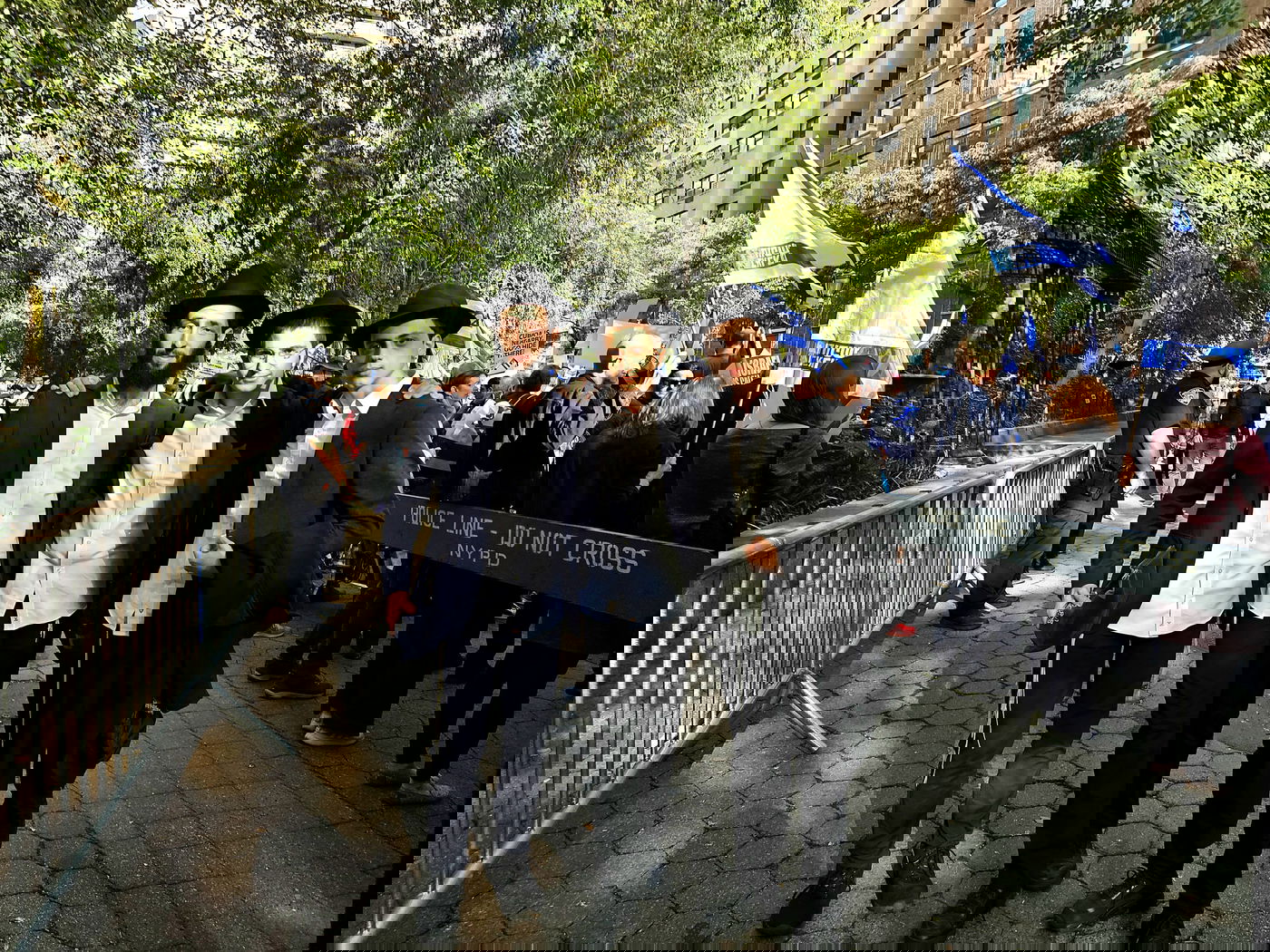 קידוש ה' מול האו"ם: חסידי חב"ד זיכו מפגינים בהנחת תפילין