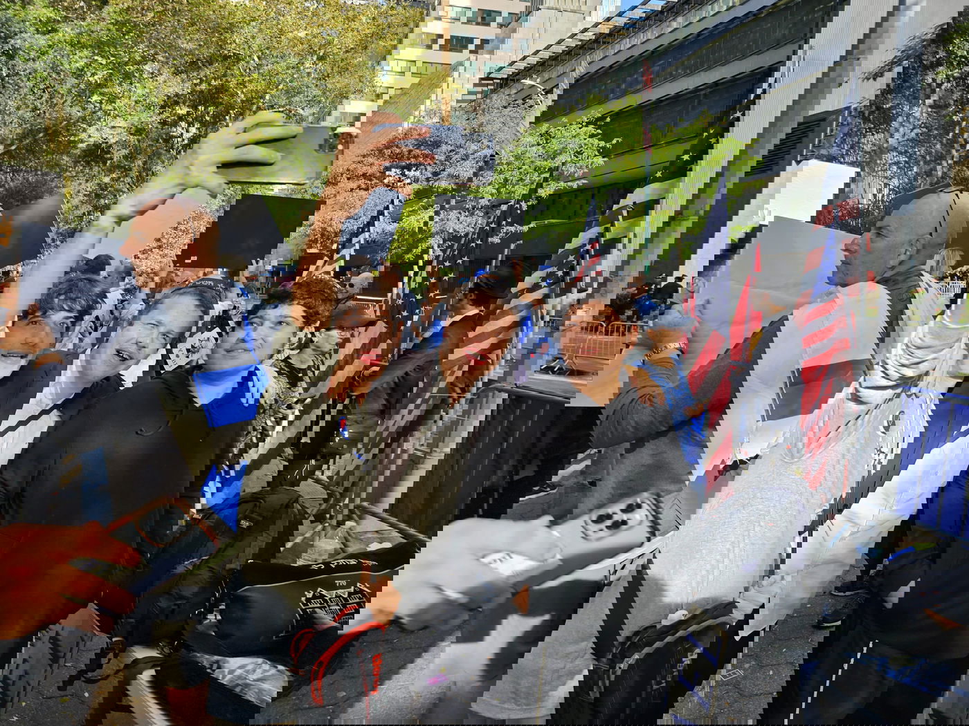 קידוש ה' מול האו"ם: חסידי חב"ד זיכו מפגינים בהנחת תפילין