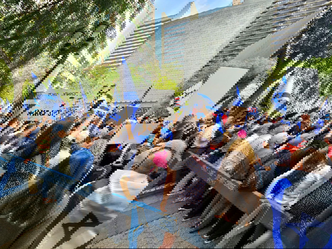 קידוש ה' מול האו"ם: חסידי חב"ד זיכו מפגינים בהנחת תפילין