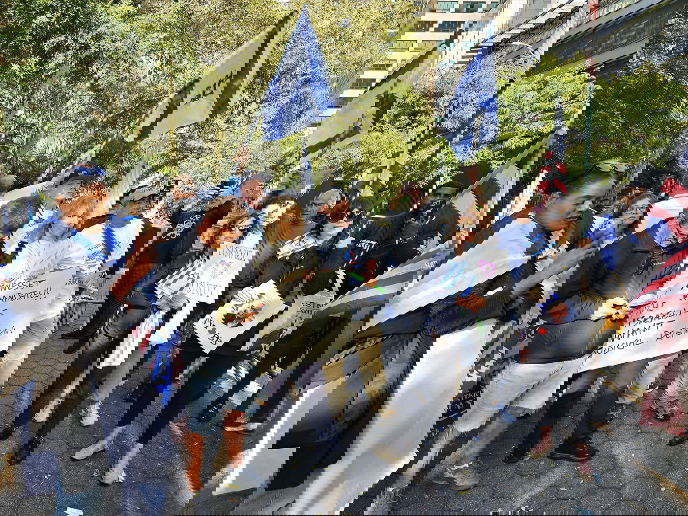 קידוש ה' מול האו"ם: חסידי חב"ד זיכו מפגינים בהנחת תפילין