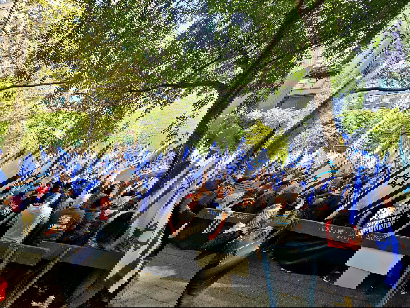 קידוש ה' מול האו"ם: חסידי חב"ד זיכו מפגינים בהנחת תפילין