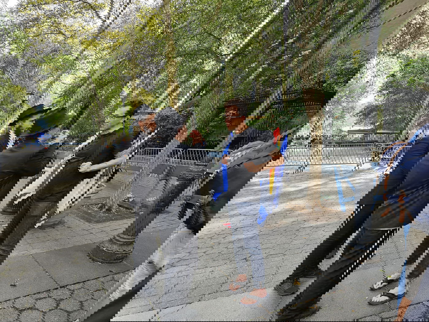 קידוש ה' מול האו"ם: חסידי חב"ד זיכו מפגינים בהנחת תפילין