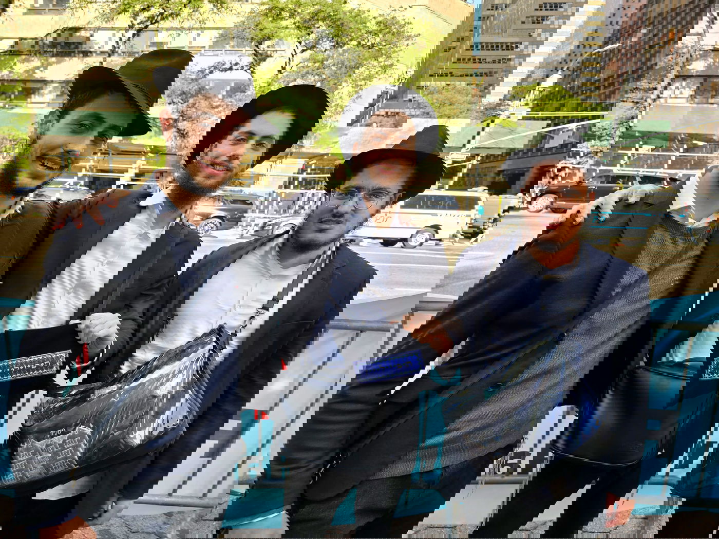 קידוש ה' מול האו"ם: חסידי חב"ד זיכו מפגינים בהנחת תפילין