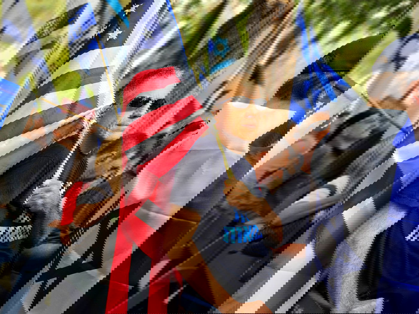 קידוש ה' מול האו"ם: חסידי חב"ד זיכו מפגינים בהנחת תפילין