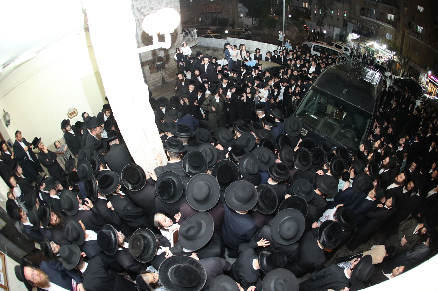 הגר"מ שטרנבוך פסק: "אין לתת סוכריות לילדים ביום כיפור"; זה הנימוק ההלכתי