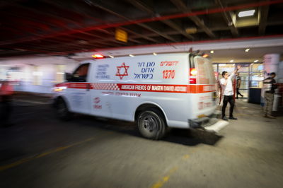 גבאי המניין התמוטט בישיבה; פונה אחרי פעולות החייאה