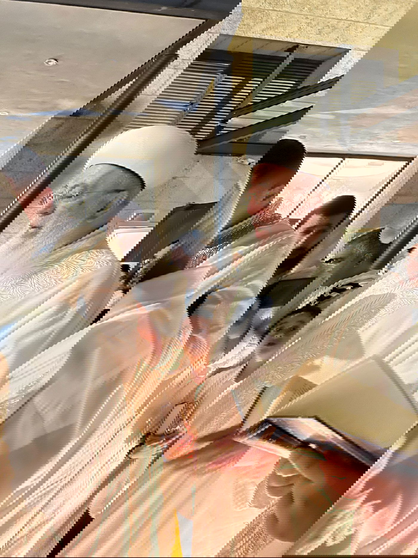 ולבש בגדי לבן: הראשל"צ הגר"ש עמאר בהבדלה | תיעוד