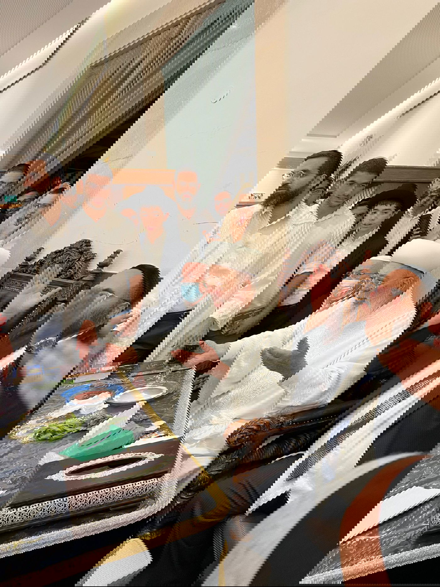 ולבש בגדי לבן: הראשל"צ הגר"ש עמאר בהבדלה | תיעוד