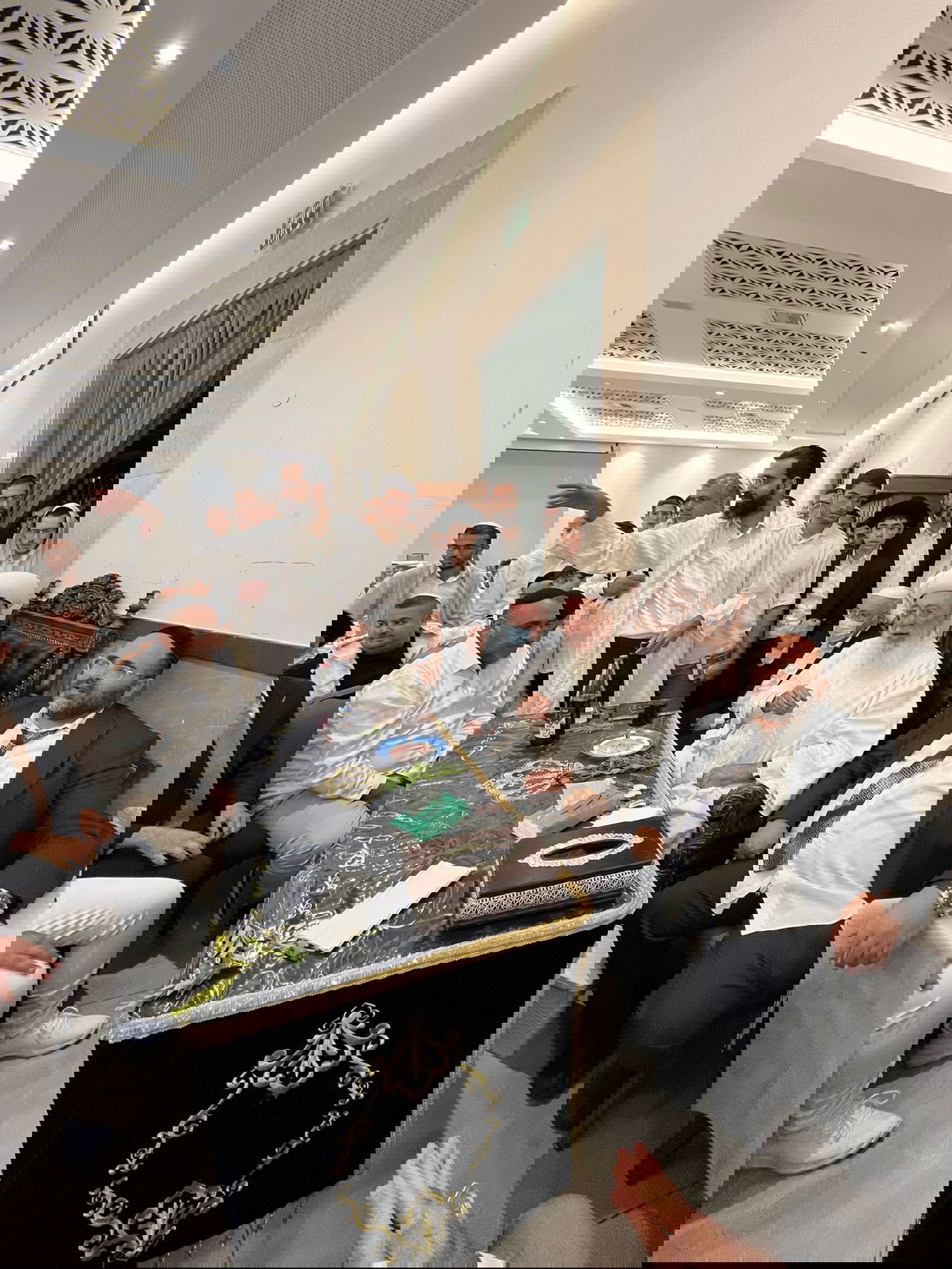 ולבש בגדי לבן: הראשל"צ הגר"ש עמאר בהבדלה | תיעוד