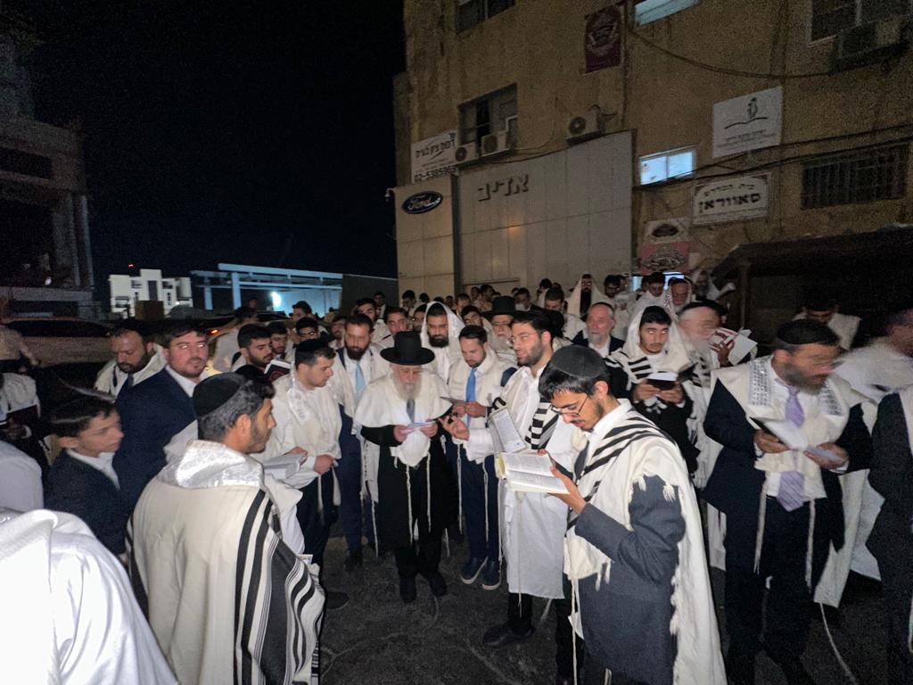 תיעוד: הראשון לציון בברכת הלבנה במוצאי יום הכיפורים