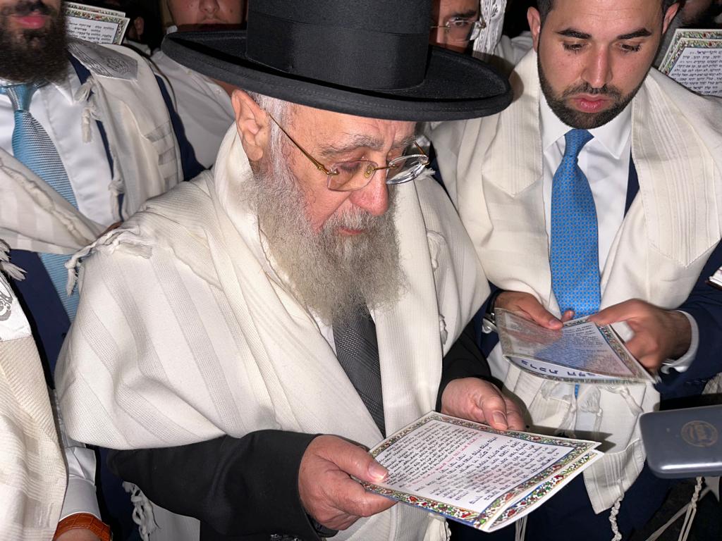 תיעוד: הראשון לציון בברכת הלבנה במוצאי יום הכיפורים