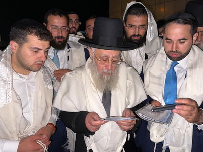 תיעוד: הראשון לציון בברכת הלבנה במוצאי יום הכיפורים