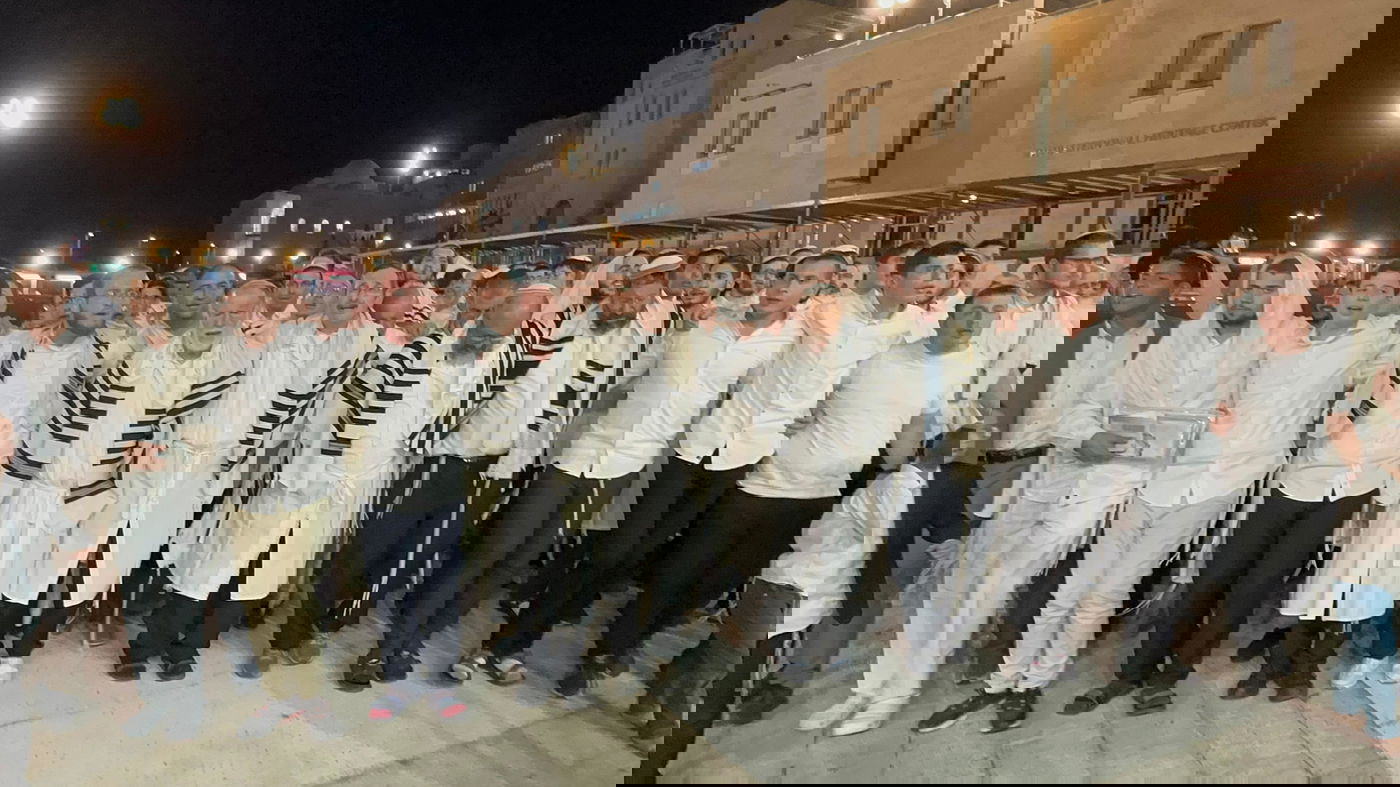 תיעוד מרגש: תלמידי ישיבת הכותל בצאת יום הכיפורים