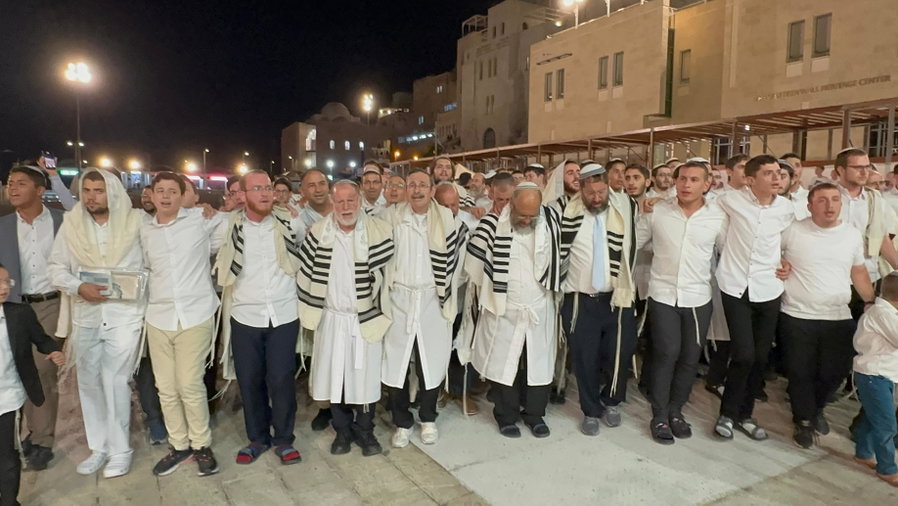 תיעוד מרגש: תלמידי ישיבת הכותל בצאת יום הכיפורים