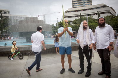 יהודים בכיכר דיזנגוף - תל אביב