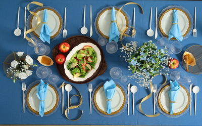 מצד אחד עריכת שולחן מתוך שלוות הנפש וללא צורך לעמוד שעות לשטיפת כלים לאחר הסעודה