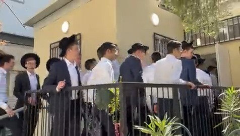 תלמידים עולים למעונו של הגר"ב ויסבקר בערב יום כיפור
