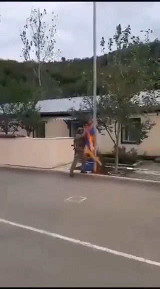 תלישת דגל ארמני על ידי חייל אזרבייג'ן