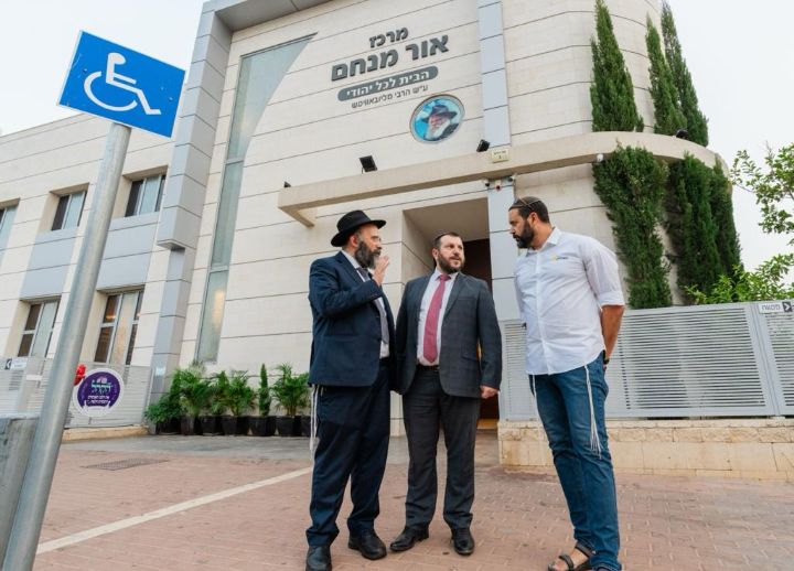 הפתעה מרגשת לשר המורשת: ביקר באשדוד וצפה בתיעוד מיוחד של סבו