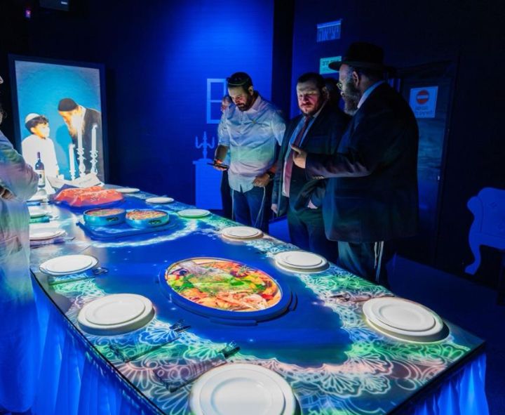 הפתעה מרגשת לשר המורשת: ביקר באשדוד וצפה בתיעוד מיוחד של סבו