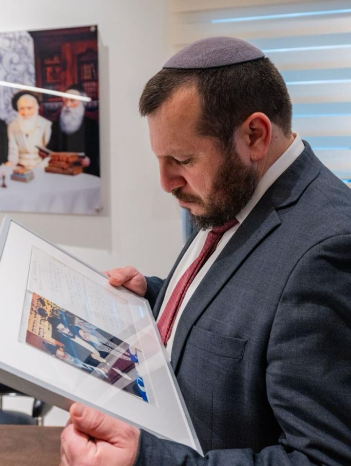 הפתעה מרגשת לשר המורשת: ביקר באשדוד וצפה בתיעוד מיוחד של סבו