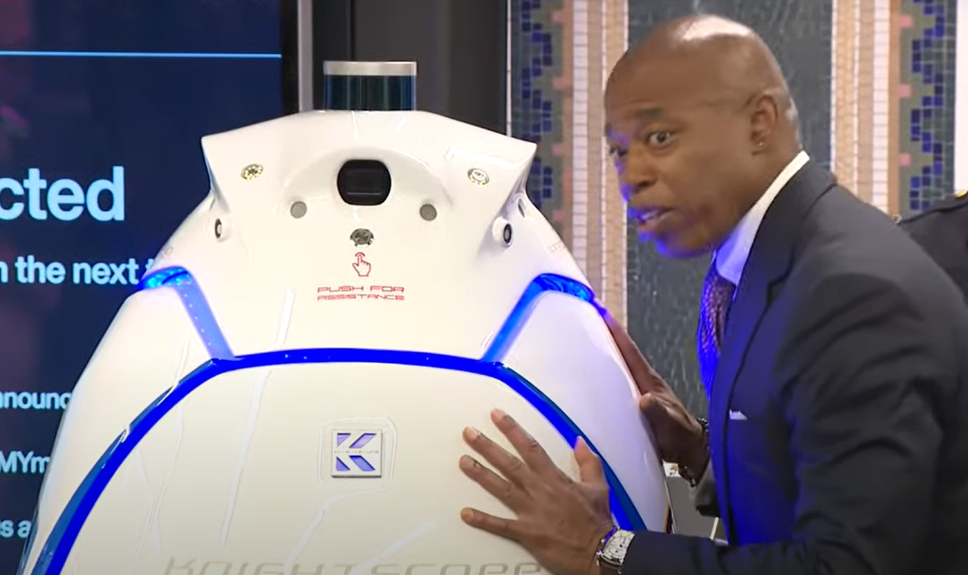 ראש העיר עם הרובוט