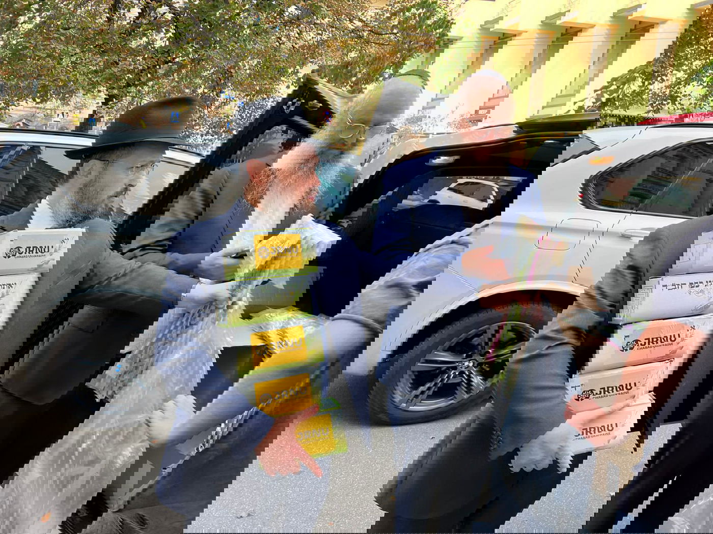 שליחי חב"ד באוקראינה עם סטים של ד' מינים