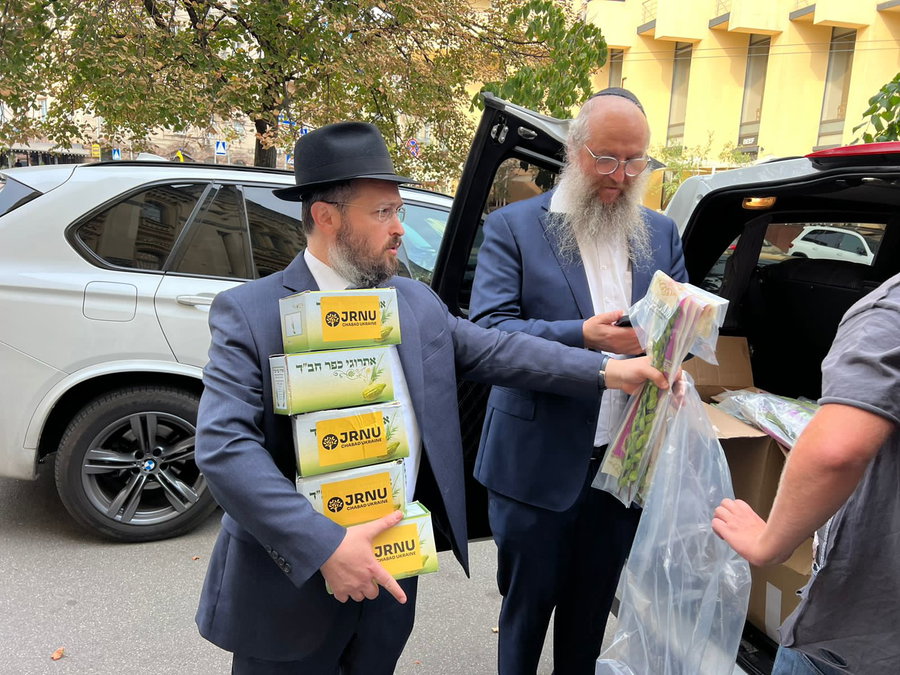 שליחי חב"ד באוקראינה עם סטים של ד' מינים