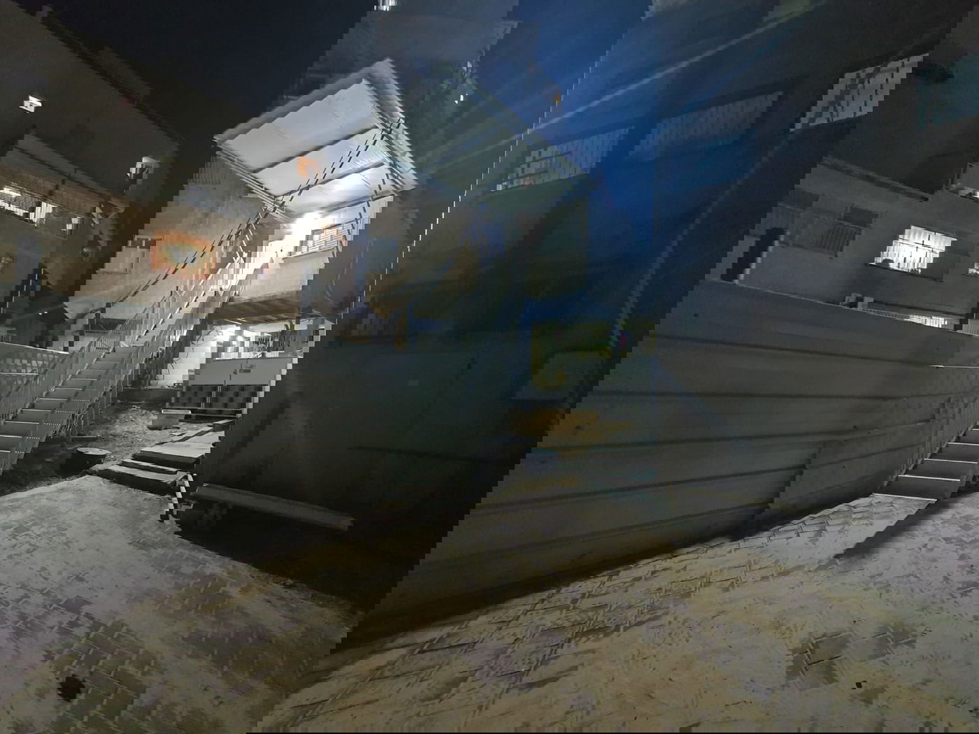 ההרחבה שנעשתה מחוץ לביתו של הגר"ד לנדו