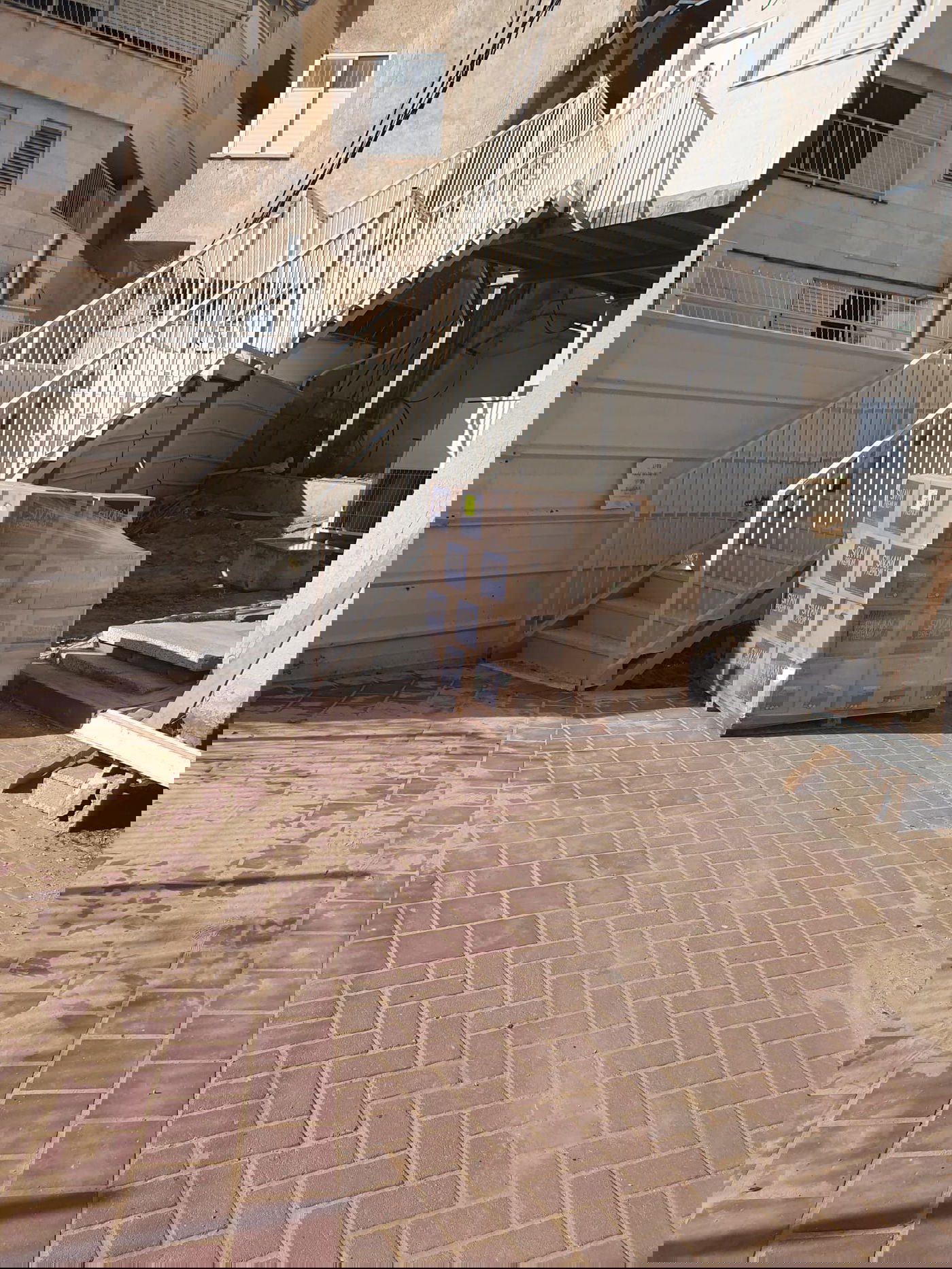 ההרחבה שנעשתה מחוץ לביתו של הגר"ד לנדו