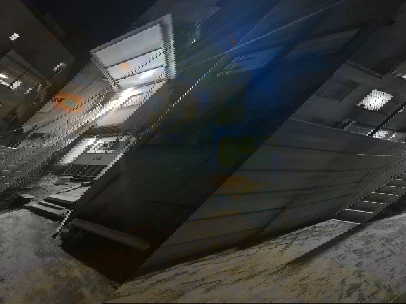 ההרחבה שנעשתה מחוץ לביתו של הגר"ד לנדו