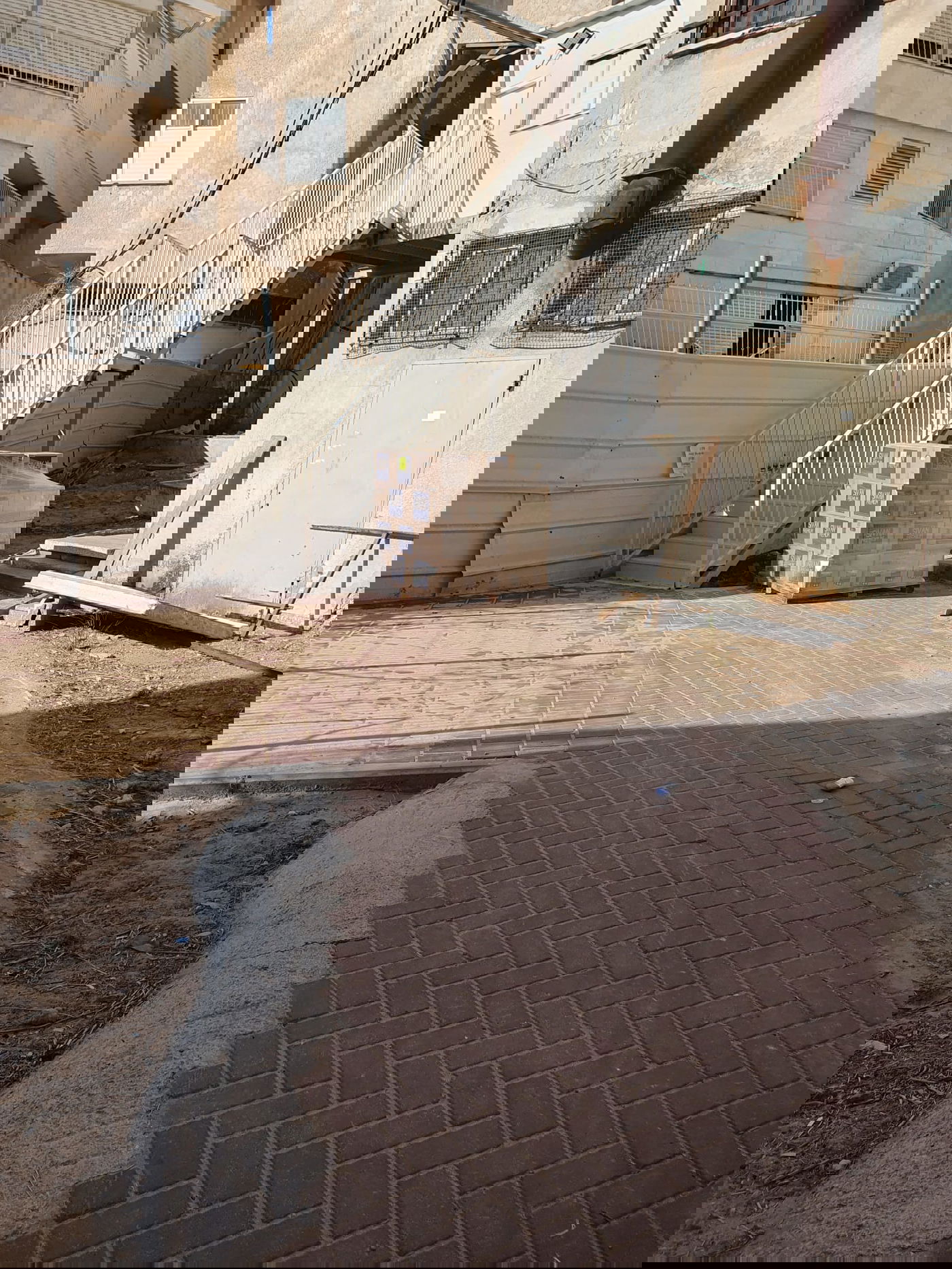 ההרחבה שנעשתה מחוץ לביתו של הגר"ד לנדו