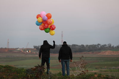 מחבלים מפריחים בלוני תבערה