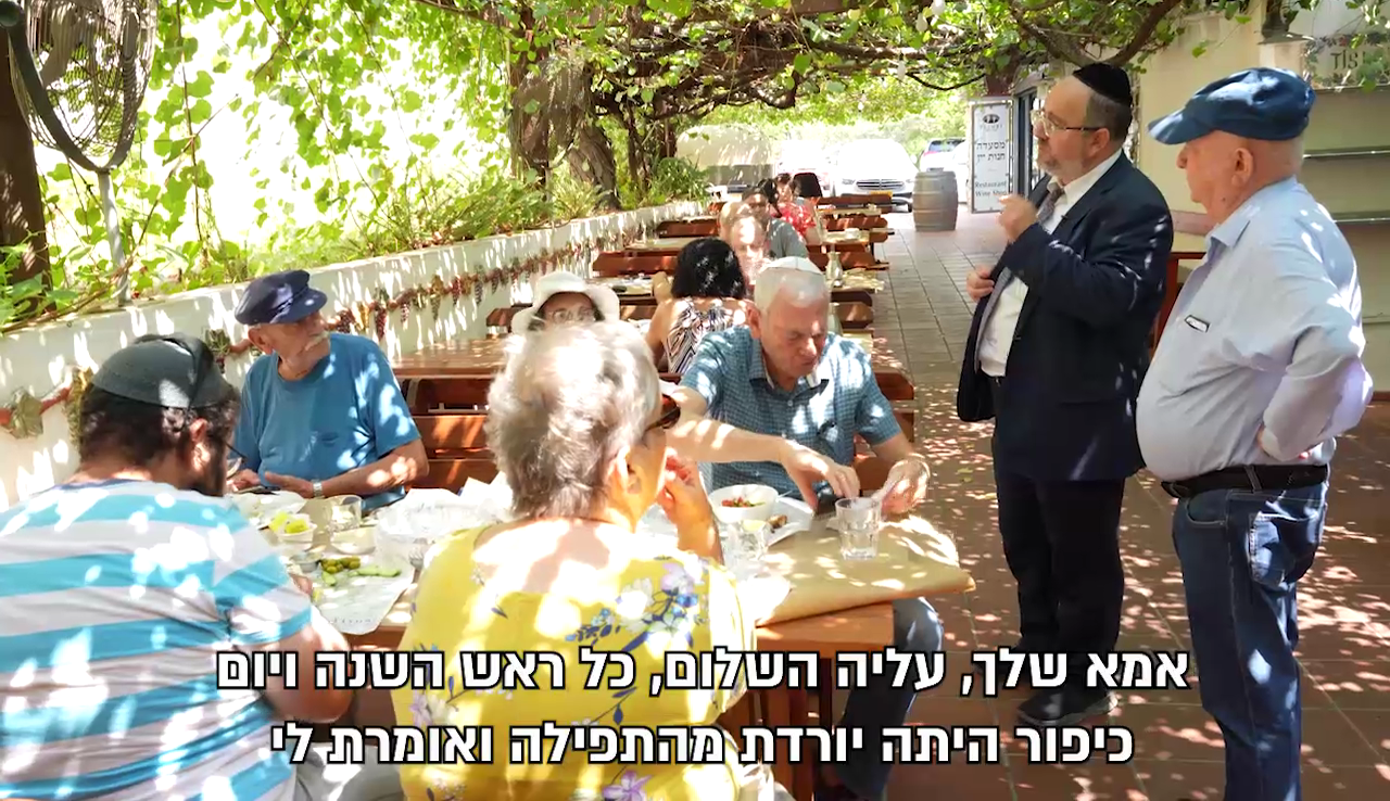 הרב רפאל מנת, ראש הקהילה החרדית ומנכ"ל המוסדות החרדים בעיר, יצר קשר חם ולבבי עם כלל התושבים