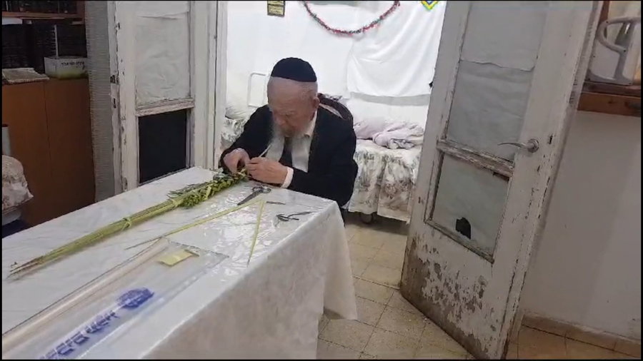 ראש הישיבה זצ"ל אוגד את ארבעת המינים - לפני שנתיים